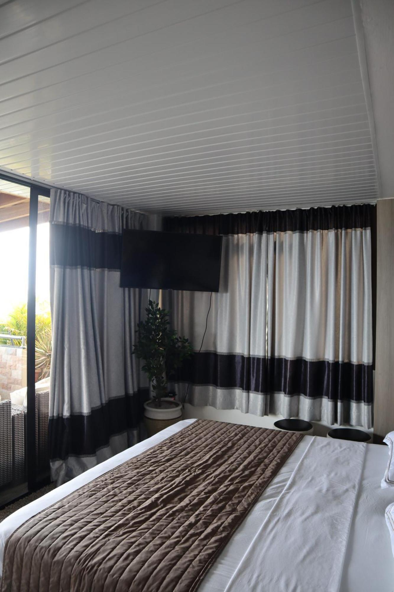 180 Degrees Self-Catering Hotel Victoria Exterior photo